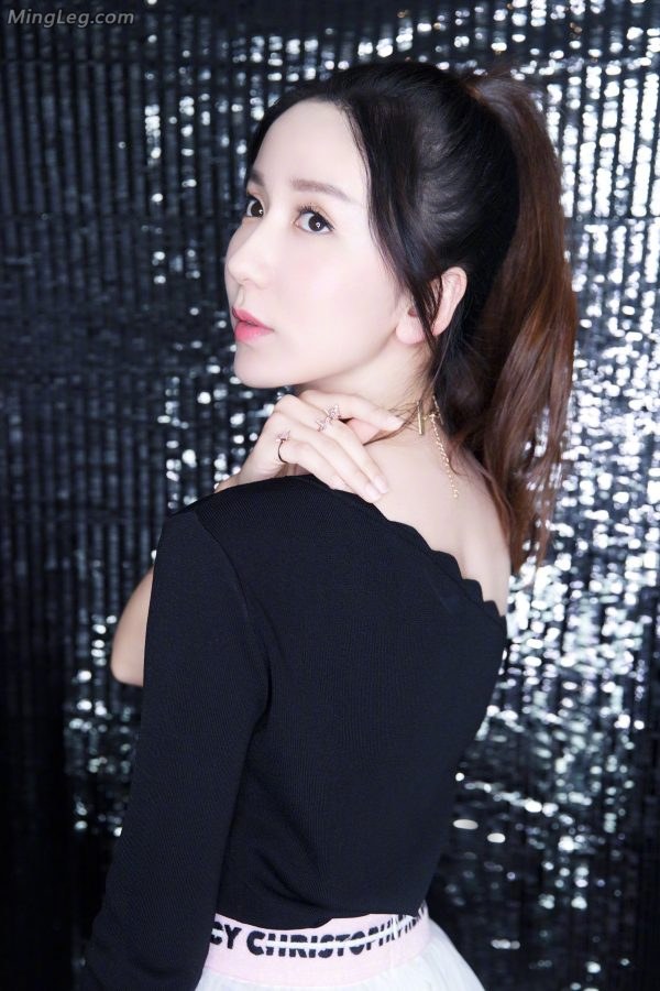 娄艺潇美足青筋暴露踩性感凉鞋(2/8)