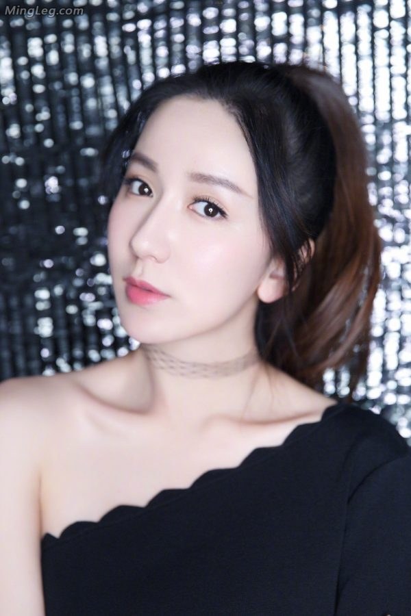 娄艺潇美足青筋暴露踩性感凉鞋(3/8)