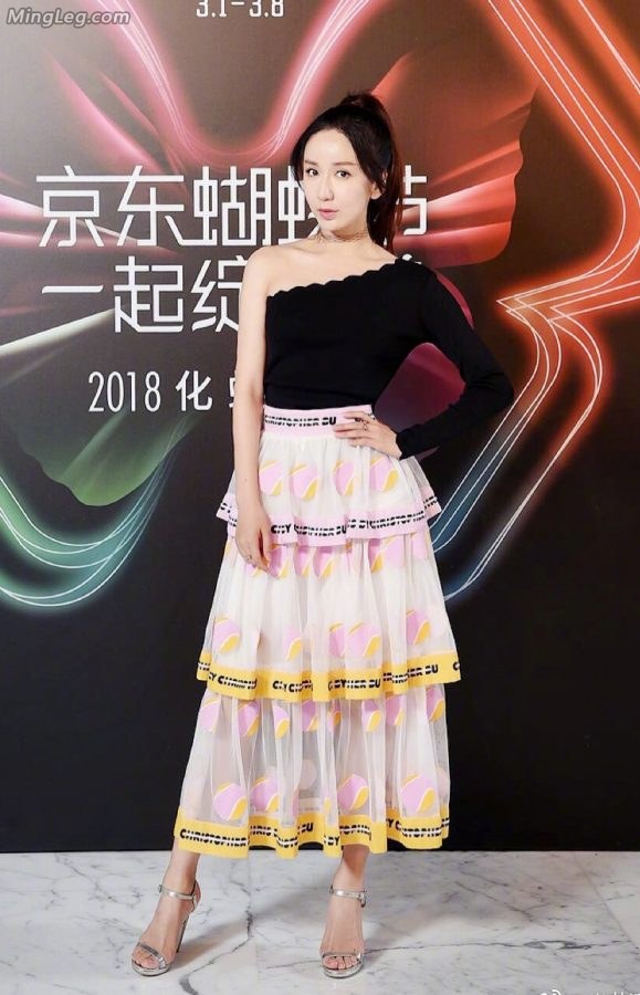 娄艺潇美足青筋暴露踩性感凉鞋(5/8)