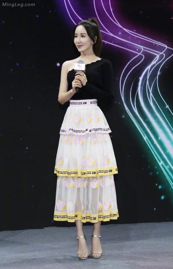 娄艺潇美足青筋暴露踩性感凉鞋(7/8)