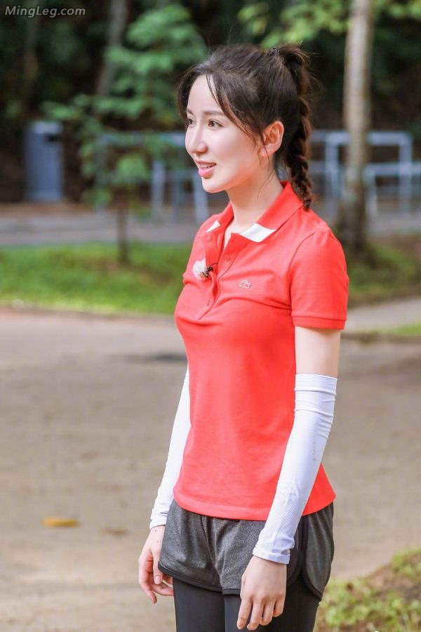 跑男里娄艺潇紧身打底裤美腿(3/7)