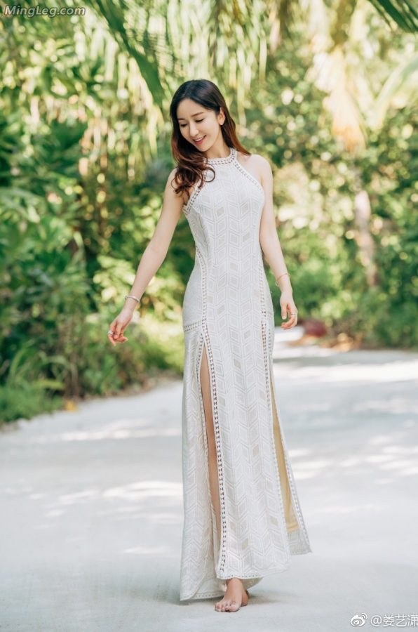 清新赤脚女神娄艺潇漫步在林间(1/6)