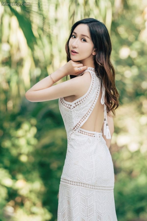 清新赤脚女神娄艺潇漫步在林间(3/6)