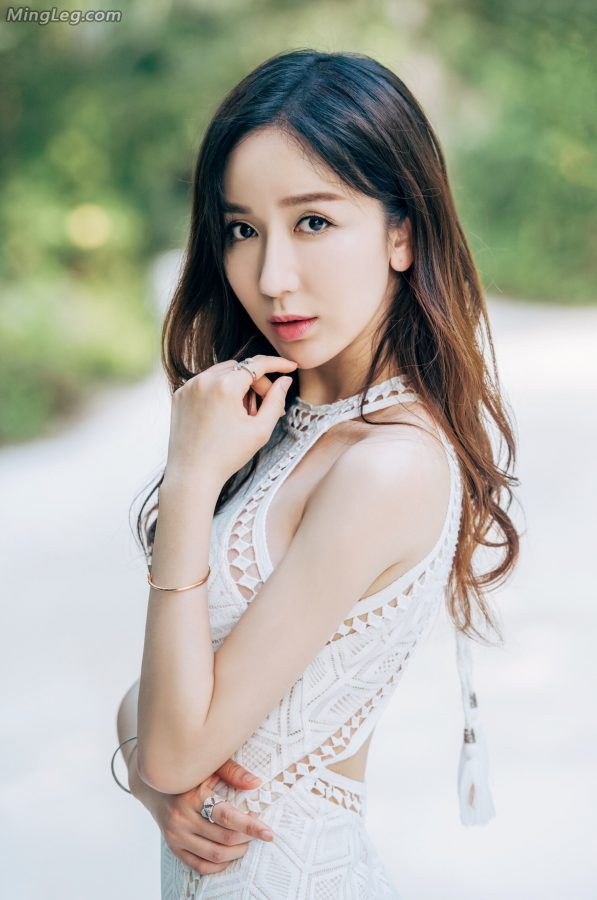 清新赤脚女神娄艺潇漫步在林间(4/6)