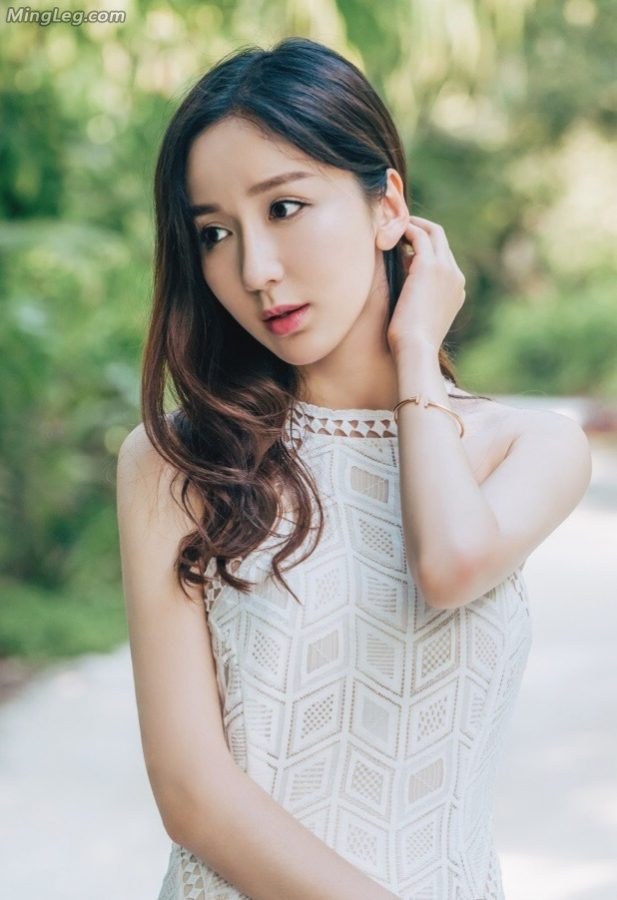 清新赤脚女神娄艺潇漫步在林间(5/6)