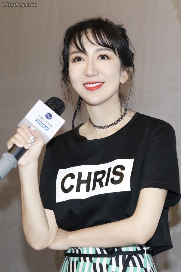 梳着可爱小辫子的娄艺潇充满Sao气的美脸(2/11)