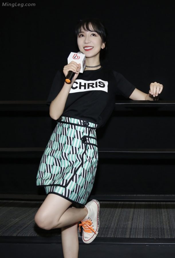 梳着可爱小辫子的娄艺潇充满Sao气的美脸(3/11)