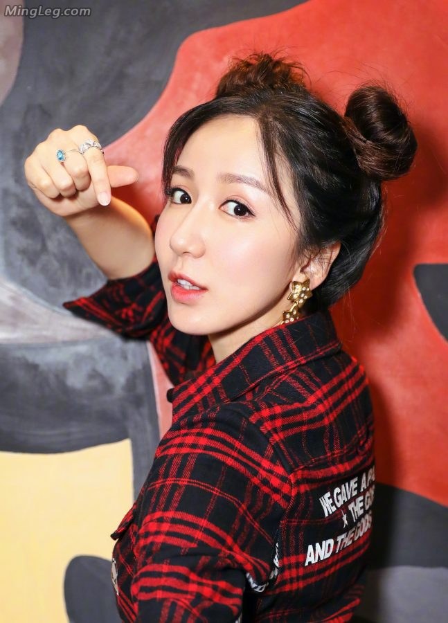 小龙女娄艺潇美腿出境美美哒(6/8)