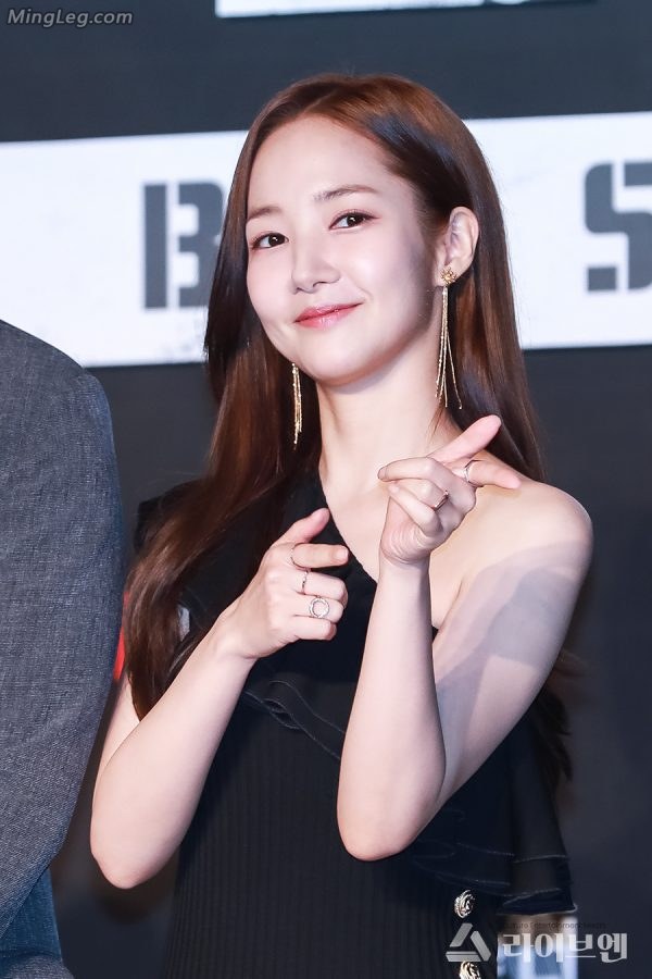 女星朴敏英黑纱长裙透出优美曲线的大腿(17/52)