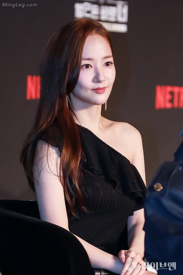女星朴敏英黑纱长裙透出优美曲线的大腿(19/52)