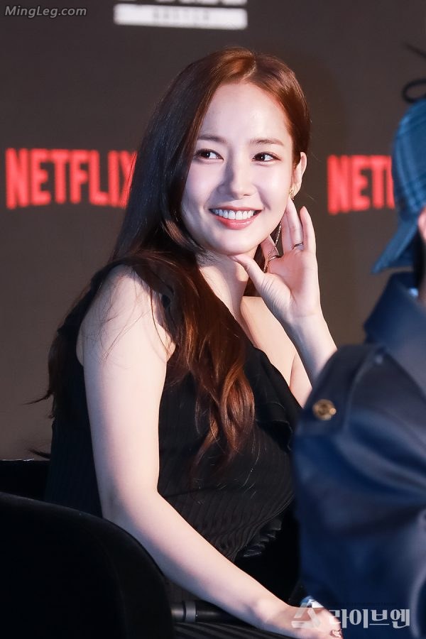 女星朴敏英黑纱长裙透出优美曲线的大腿(21/52)