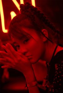 长腿美少女乔欣脚踩红色尖头短靴