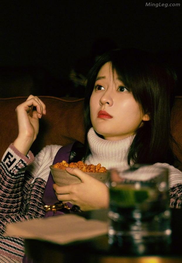Qiao Xin, who has beautiful legs, is watching a movie alone in the cinema. Do you want to find someone to accompany you?(3/5)