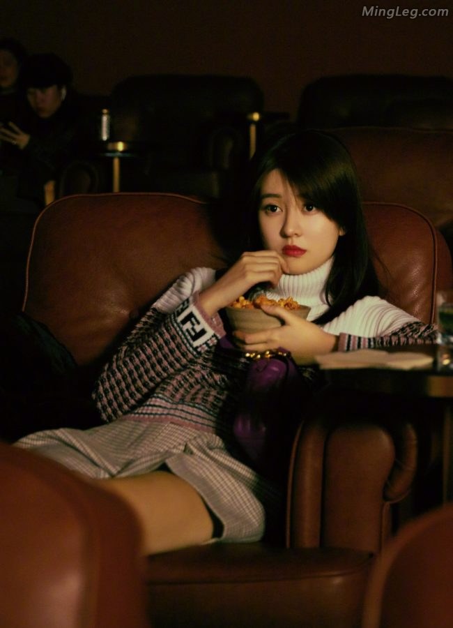 美腿乔欣一人独自在电影院观影想不想找个人陪(4/5)