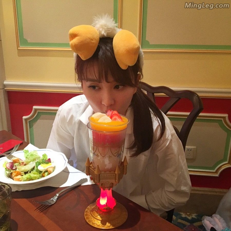 乔欣畅玩迪士尼cosplay兔女郎小嘴撅起来太诱人(12/22)