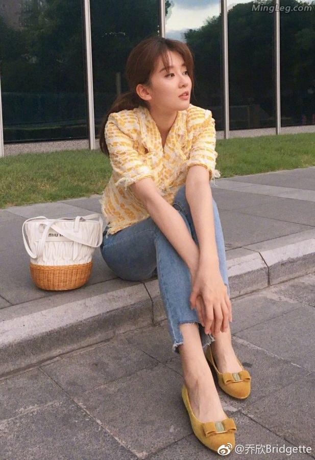 乔欣夏日里牛仔裤细嫩白脚背盘她(1/6)