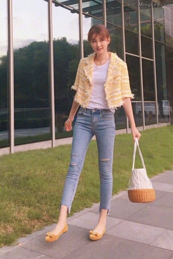 乔欣夏日里牛仔裤细嫩白脚背盘她(3/6)