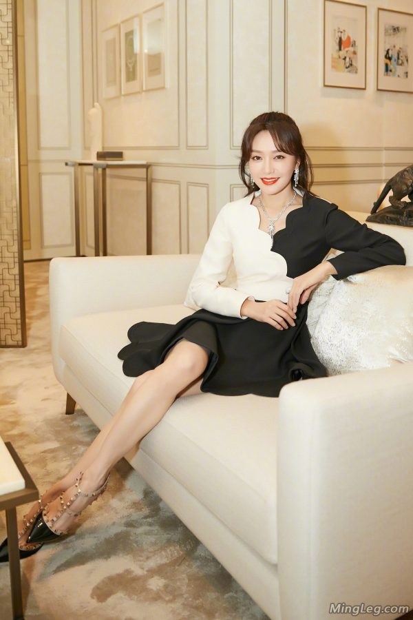 The elegant woman Qin Lan has red lips and jade legs(1/6)