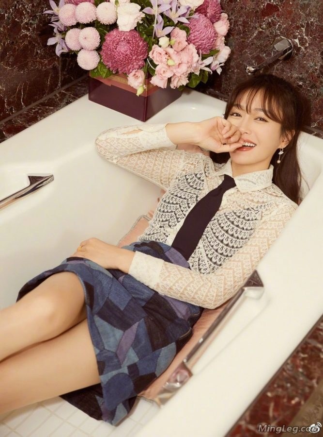 秦岚在浴缸里秀美腿引人瞎想(4/6)