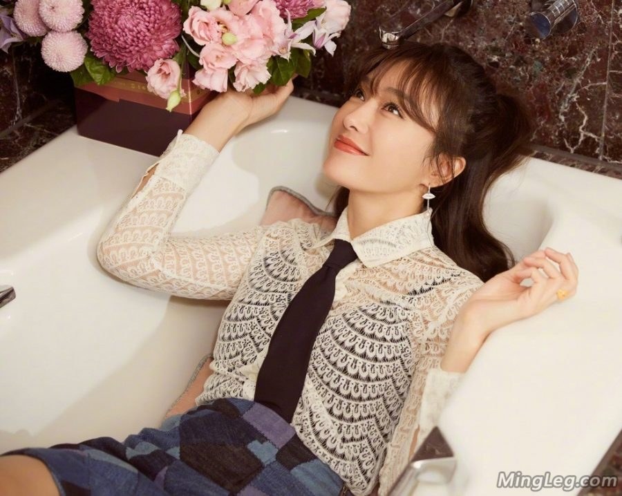 秦岚在浴缸里秀美腿引人瞎想(5/6)