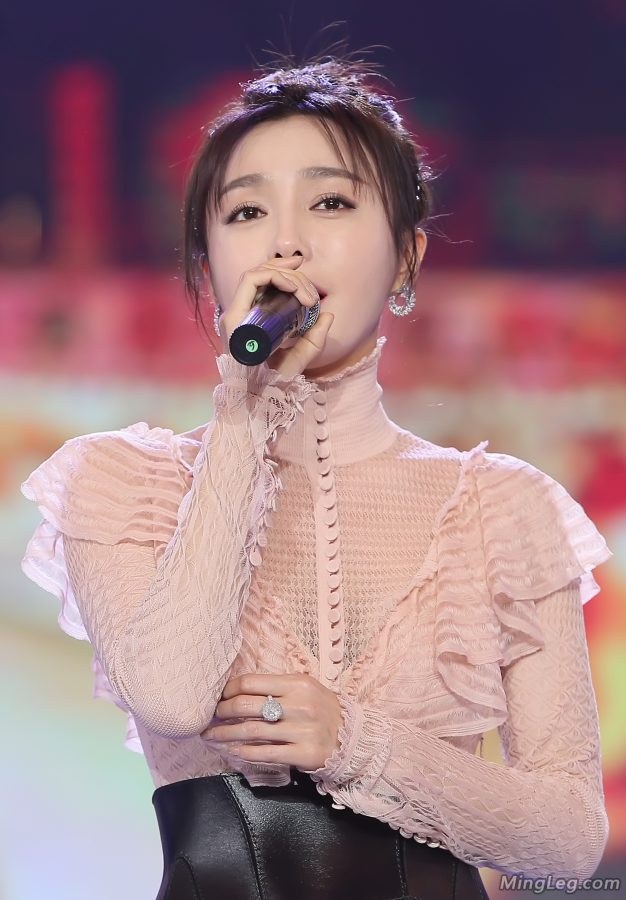 明星秦岚登台表演露美足玉手(2/4)