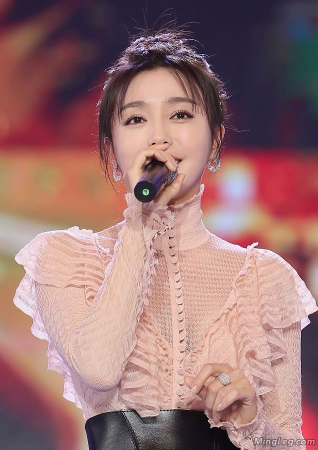 明星秦岚登台表演露美足玉手(4/4)