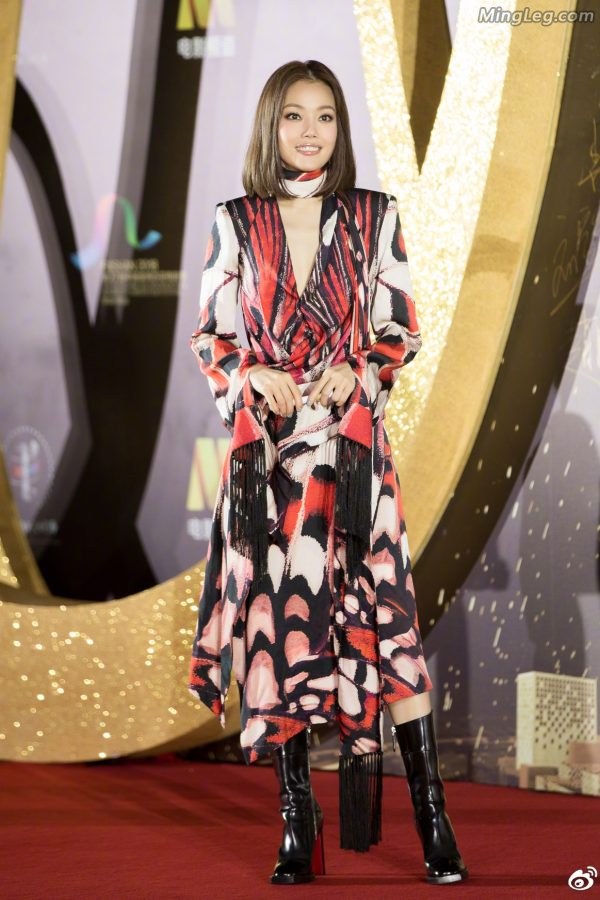 穿性感红底皮靴的气质美妞容祖儿(2/7)
