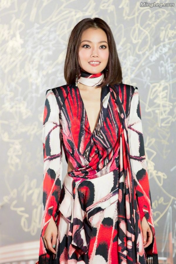 The elegant beauty Joey Yung wears sexy red-soled leather boots(4/7)