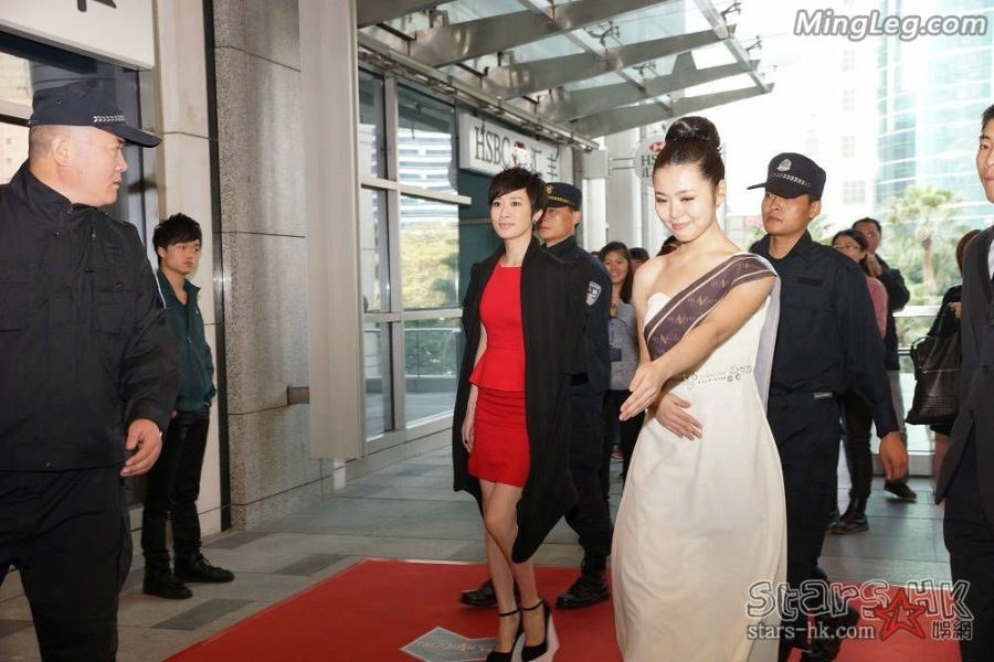 短发气质美女佘诗曼红裙踩高跷(6/6)