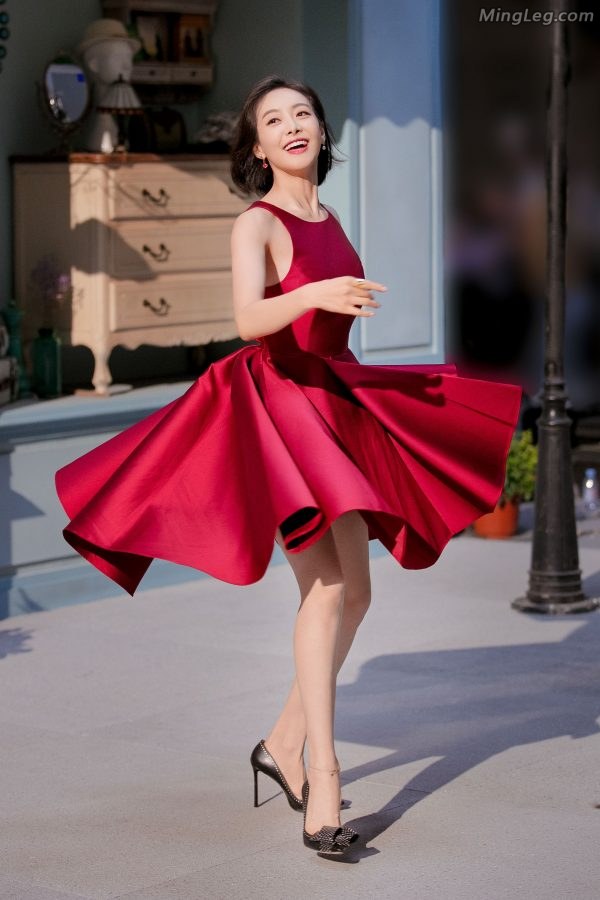 Song Qian dances on the street in high heels(1/9)