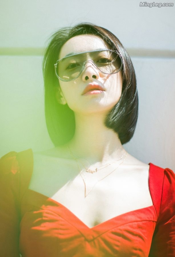 宋茜低胸装紧身牛仔裤凸显臀部曲线(3/9)