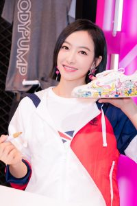 清新少女风宋茜玉腿运动鞋强制涂抹