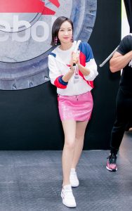 清新少女风宋茜玉腿运动鞋强制涂抹