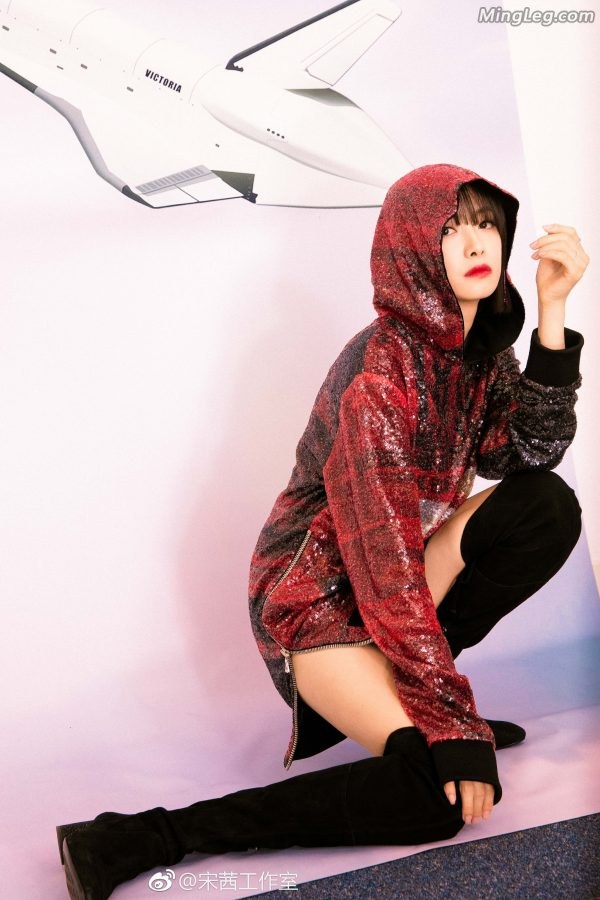 Beauty star Song Qian's beautiful legs in boots and space shuttle(2/8)