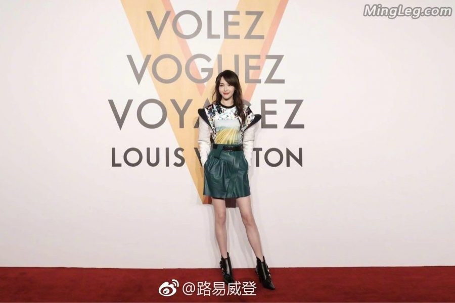 美丽漂亮的小姐姐唐嫣细白玉腿穿短皮靴(19/19)