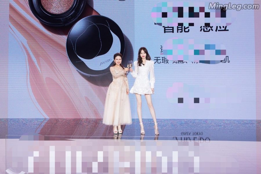唐嫣出席商业活动秀出修长美腿实力圈粉(2/6)