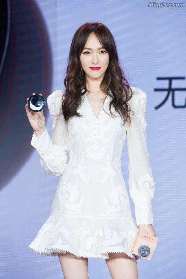 唐嫣出席商业活动秀出修长美腿实力圈粉(3/6)