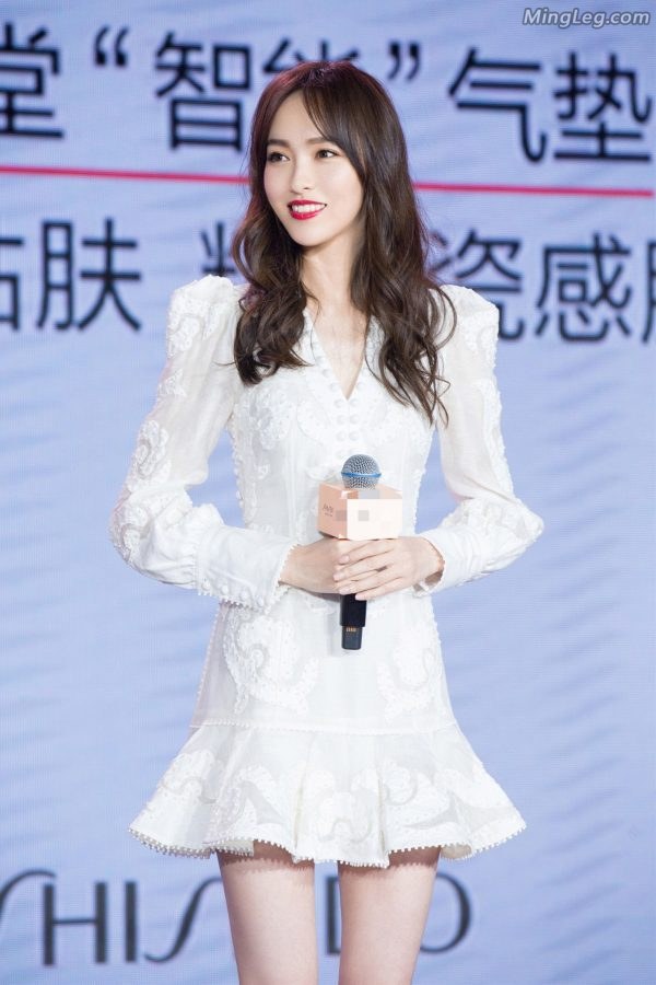 唐嫣出席商业活动秀出修长美腿实力圈粉(5/6)