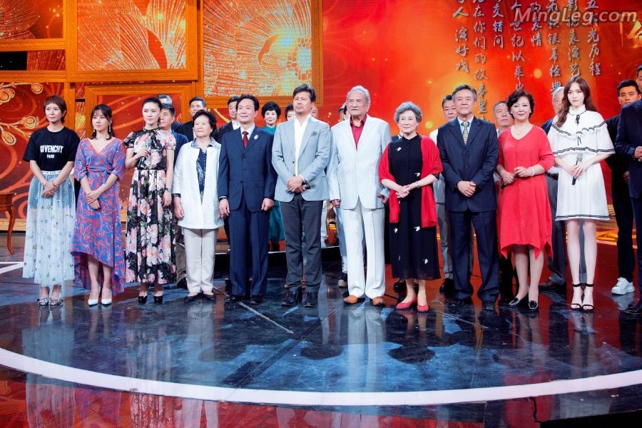 糖糖唐嫣凉鞋白嫩脚丫红色指甲油气质优雅(5/9)