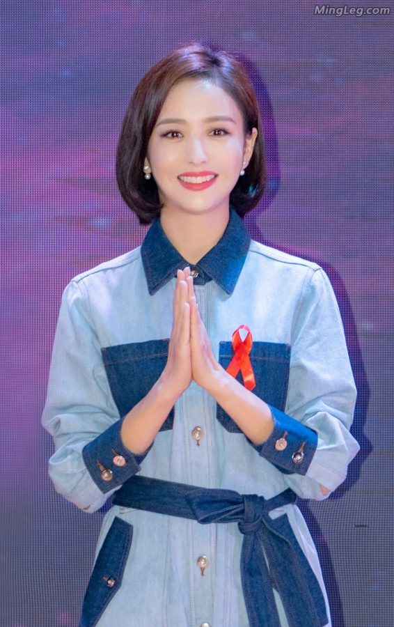 佟丽娅玉腿踩高跟鞋优雅脱俗(2/3)