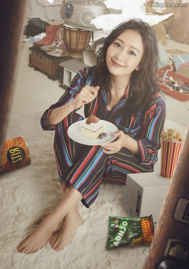 Wang Ou records the beautiful feet on the carpet of the variety show(1/5)