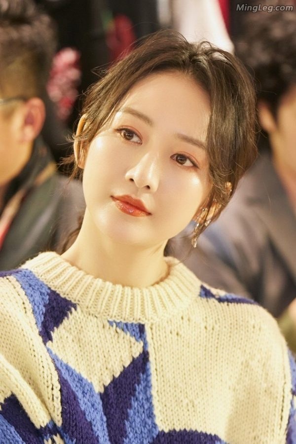 极品美妞王鸥上身立体感毛衣下身牛仔裙美腿(4/8)