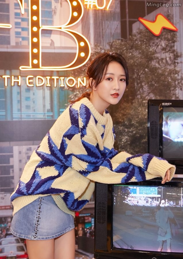极品美妞王鸥上身立体感毛衣下身牛仔裙美腿(6/8)