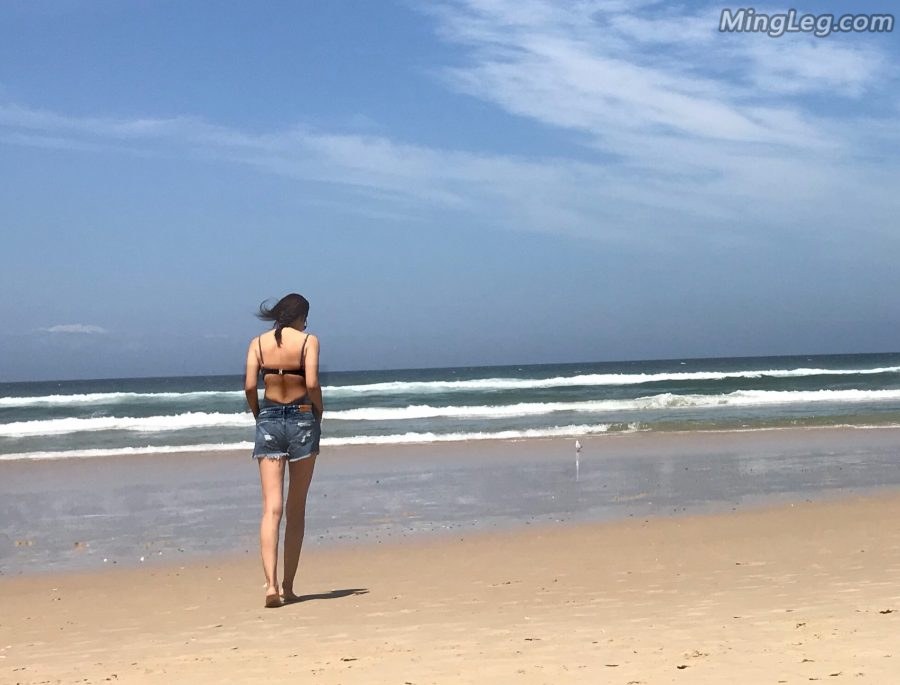 成熟的女明星闫妮海滩上秀笔直闪亮的美腿(4/4)