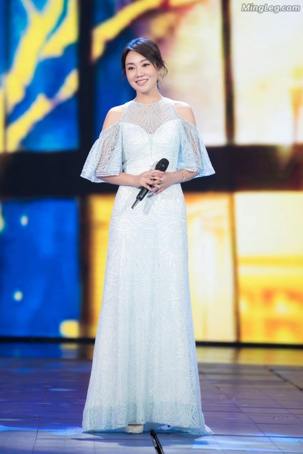 Yan Ni changed into two pairs of high heels when performing on stage, both of which were white.(8/9)