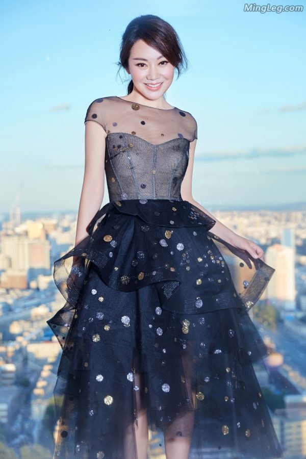 Beautiful pictures of Yan Ni, a beautiful woman in gauze skirt, high heels and beautiful feet(2/9)