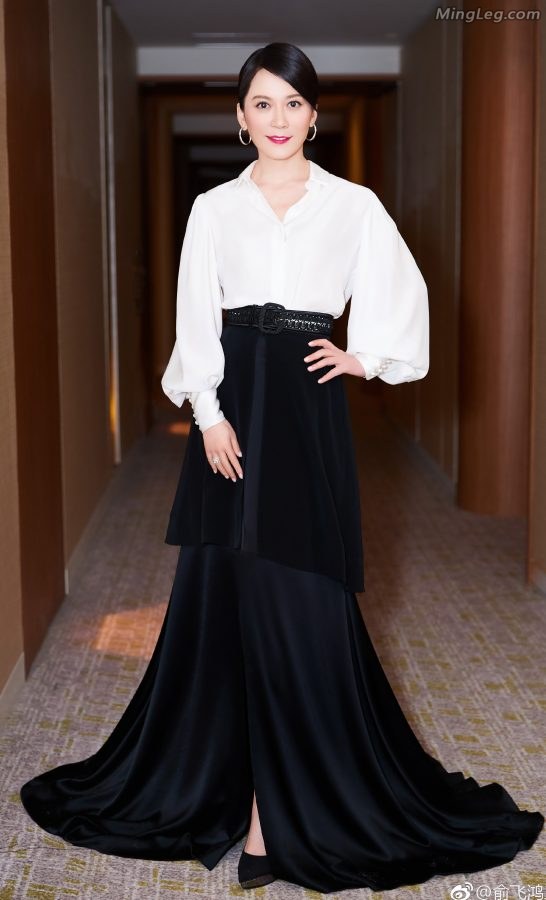 Yu Feihong's white shirt and long skirt are beautiful and elegant(1/9)