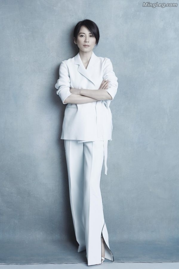 Photos of elegant mature woman Yu Feihong in smart suits(2/3)