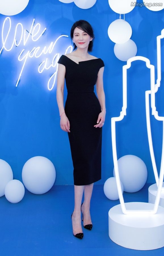 俞飞鸿小黑短裙尖头小高跟身材曼妙(5/9)