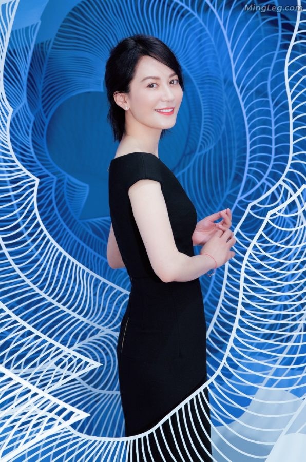 俞飞鸿小黑短裙尖头小高跟身材曼妙(7/9)